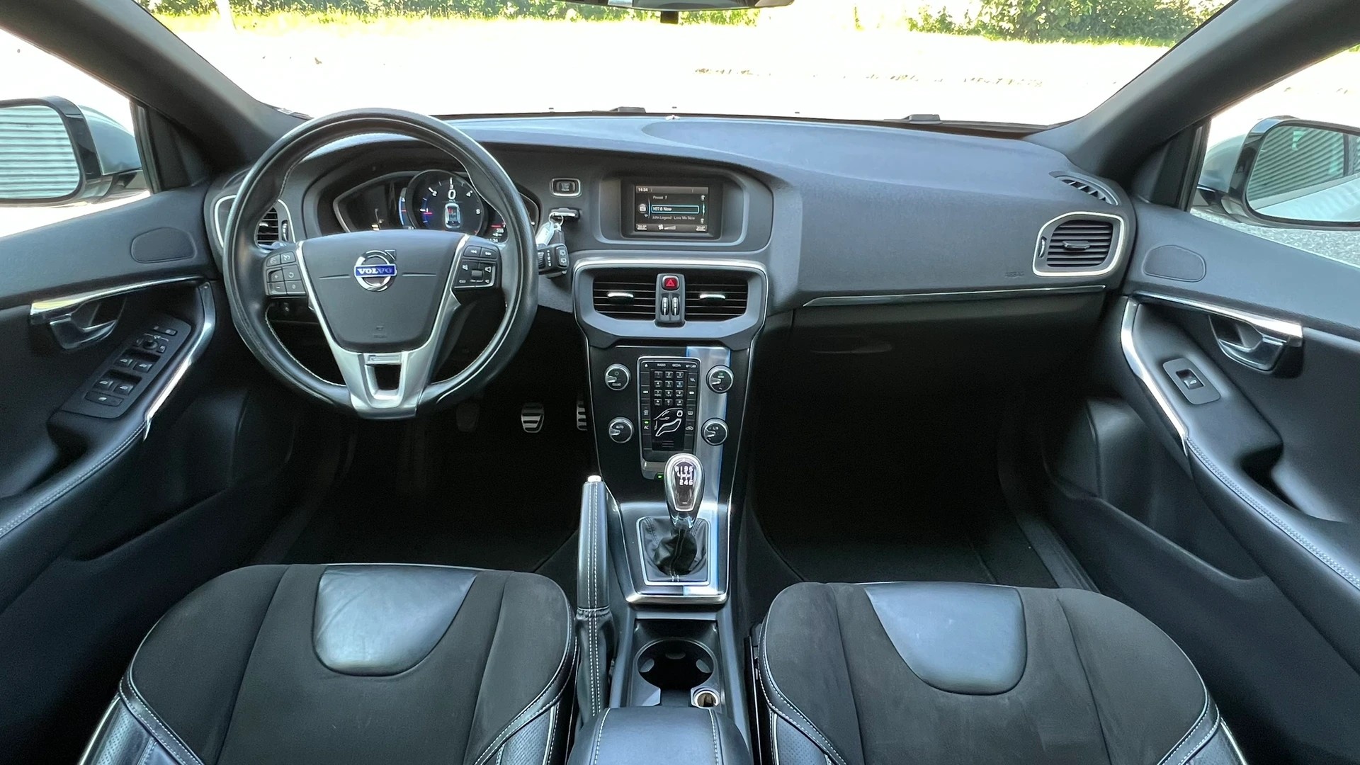 VOLVO V40 D2 SUMMUM R-DESIGN l 115 PS-image-21
