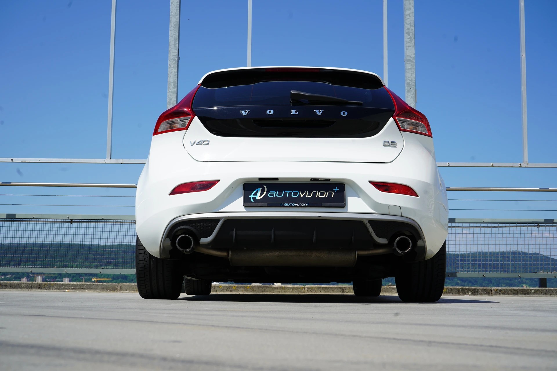VOLVO V40 D2 SUMMUM R-DESIGN l 115 PS-image-17