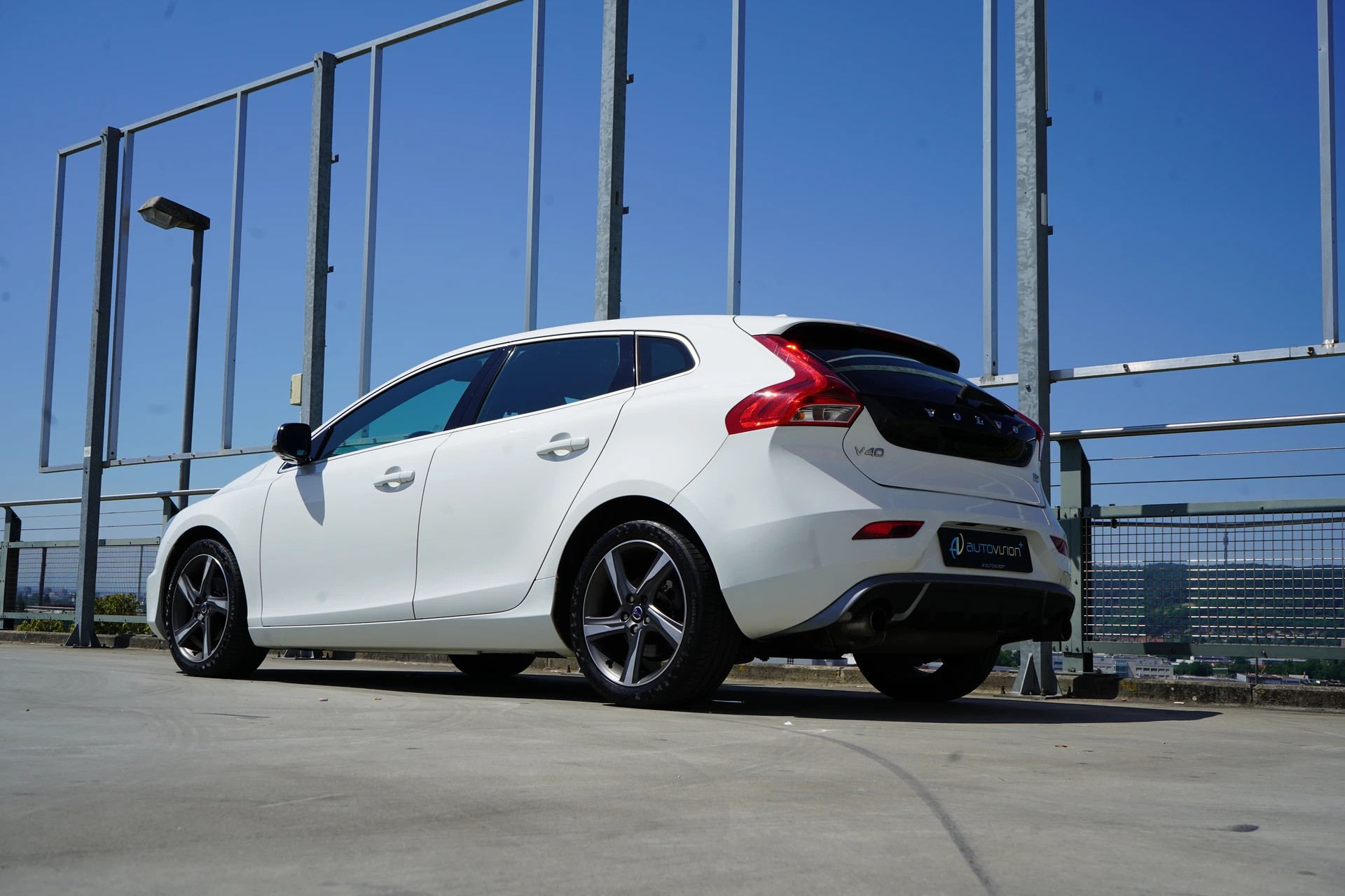 VOLVO V40 D2 SUMMUM R-DESIGN l 115 PS-image-10