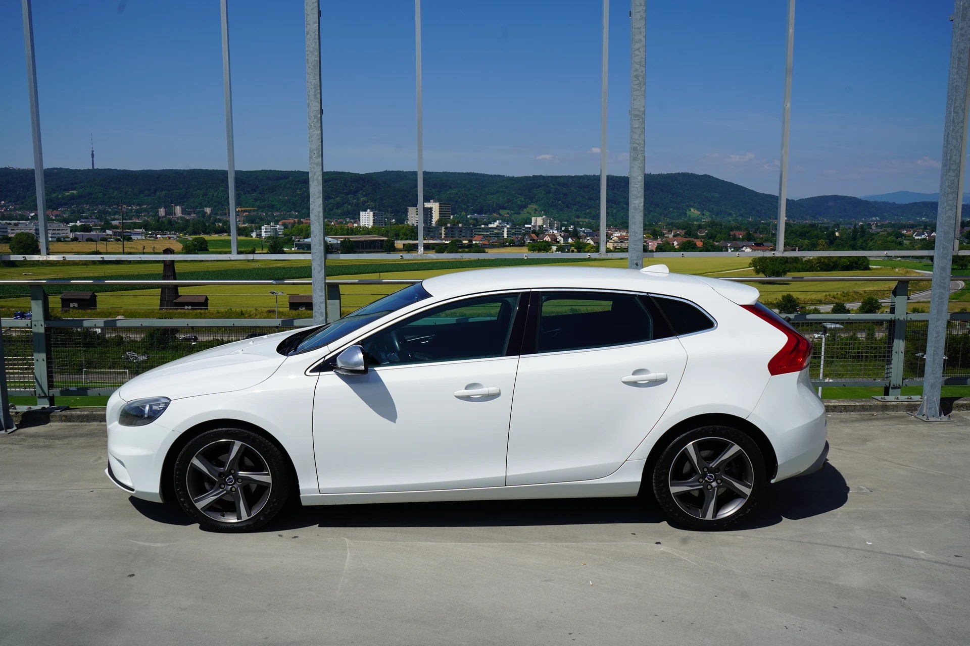 VOLVO V40 D2 SUMMUM R-DESIGN l 115 PS-image-5