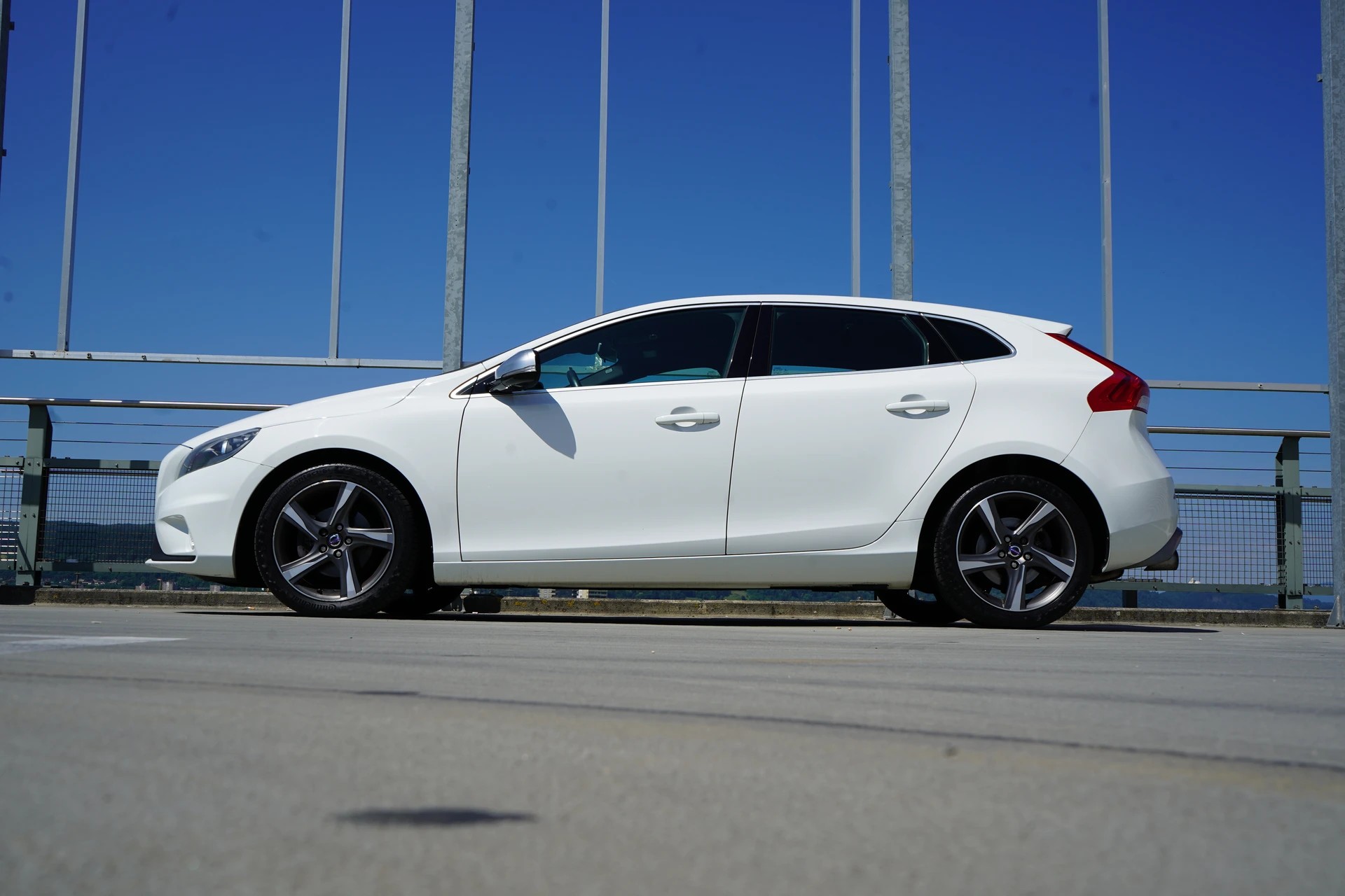 VOLVO V40 D2 SUMMUM R-DESIGN l 115 PS-image-3