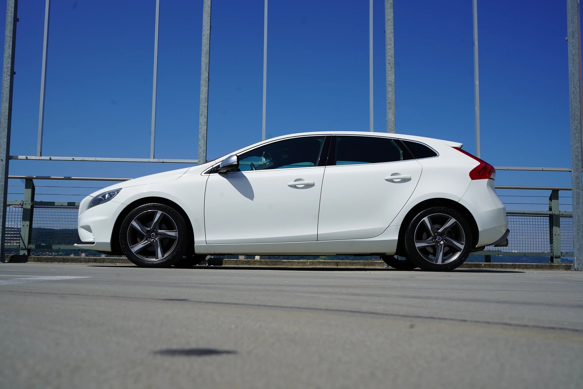 VOLVO V40 D2 SUMMUM R-DESIGN l 115 PS-image-1
