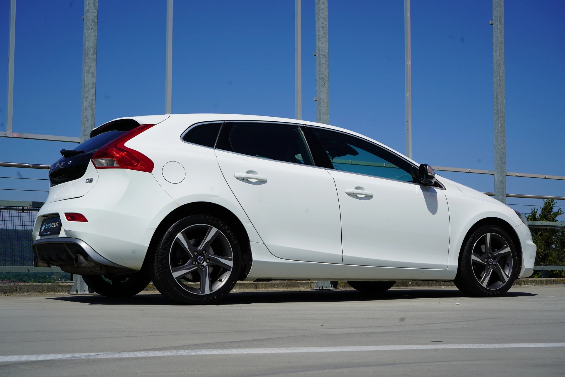 VOLVO V40 D2 SUMMUM R-DESIGN l 115 PS-image-9