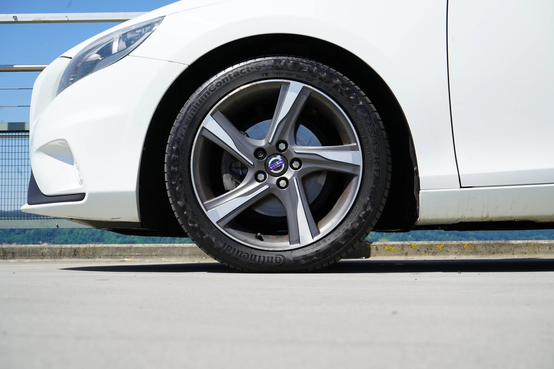 VOLVO V40 D2 SUMMUM R-DESIGN l 115 PS-image-19