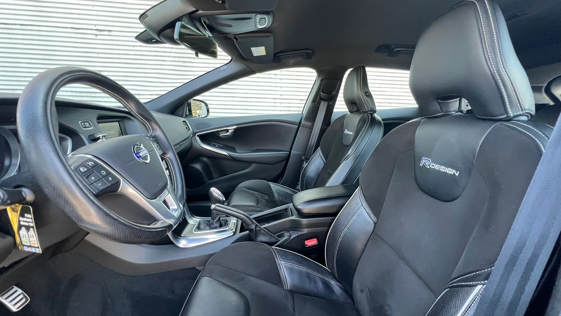VOLVO V40 D2 SUMMUM R-DESIGN l 115 PS-image-23