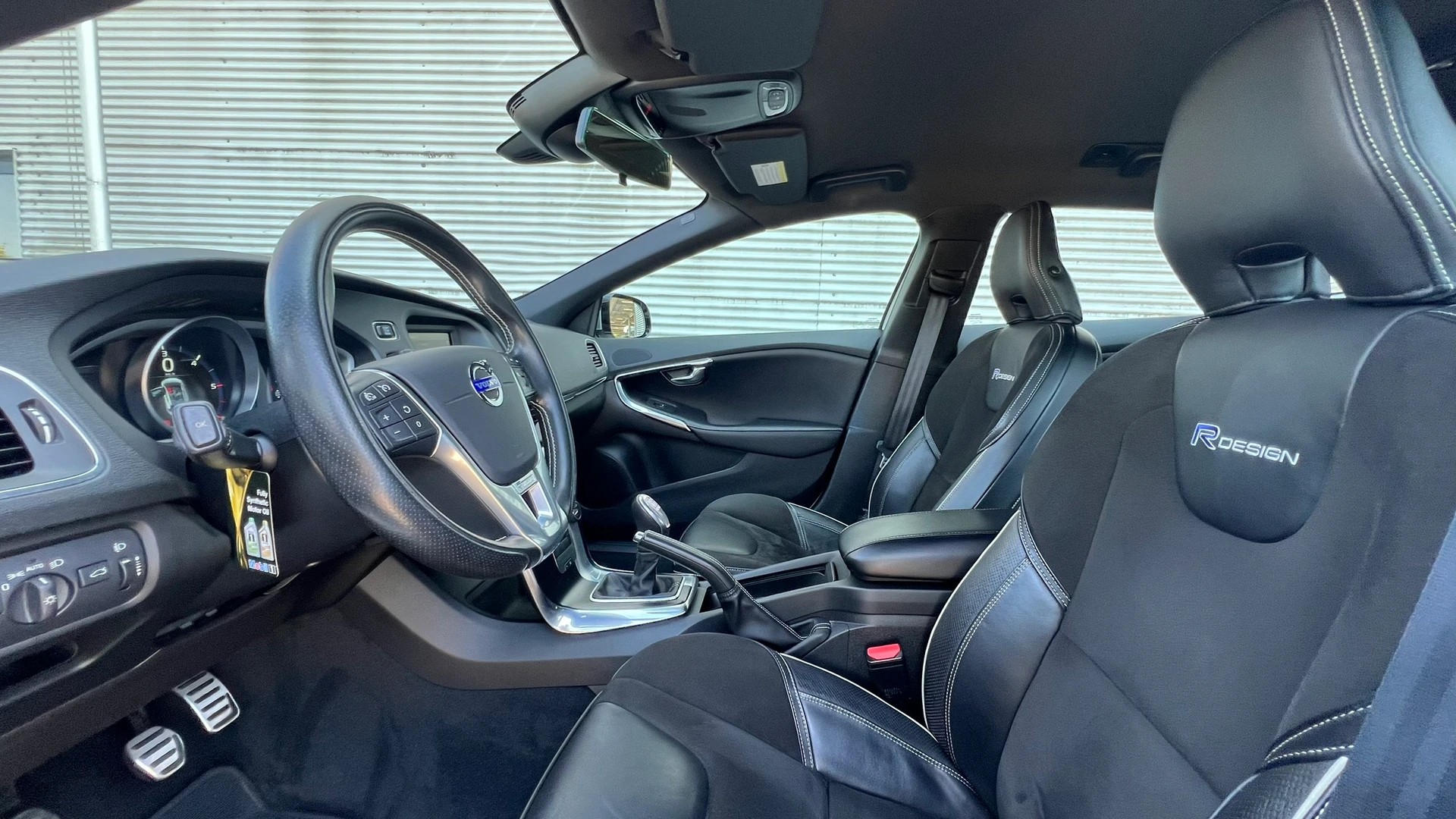 VOLVO V40 D2 SUMMUM R-DESIGN l 115 PS-image-26