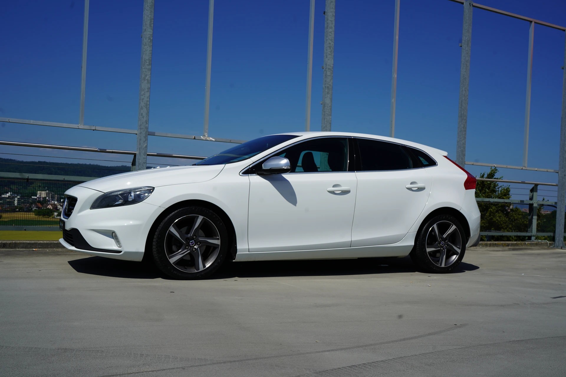 VOLVO V40 D2 SUMMUM R-DESIGN l 115 PS-image-13