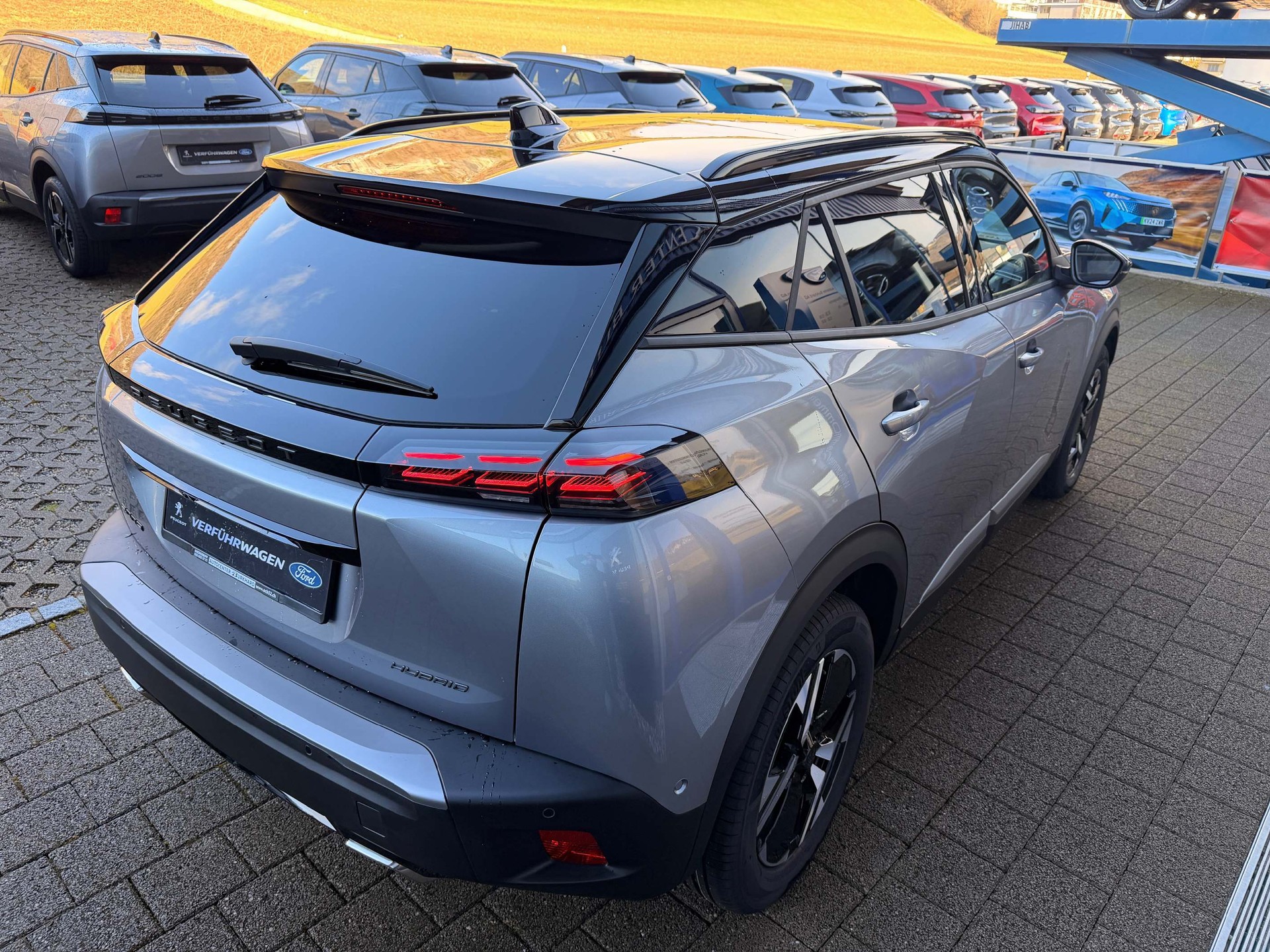 PEUGEOT 2008 1.2 Hybrid 145 GT-image-4