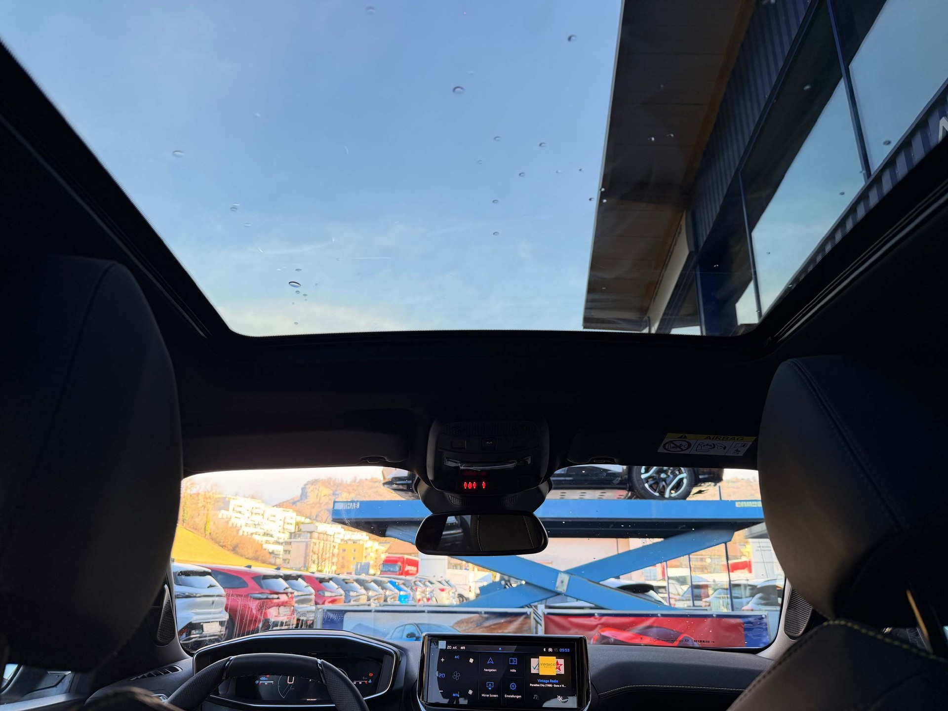 PEUGEOT 2008 1.2 Hybrid 145 GT-image-10
