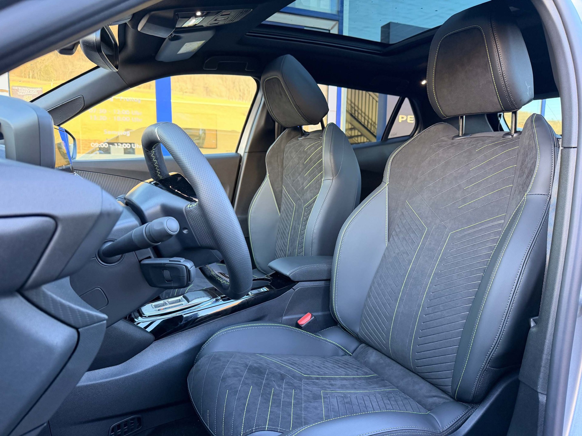 PEUGEOT 2008 1.2 Hybrid 145 GT-image-12