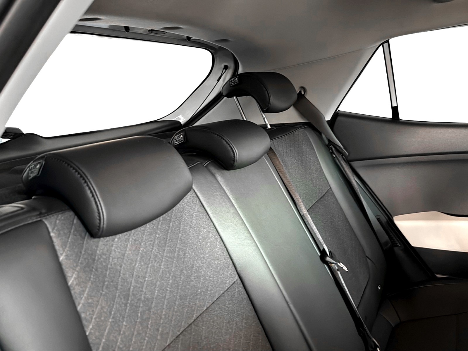 KIA Stonic 1.0 T-GDI MHEV GT-Line DCT-image-11