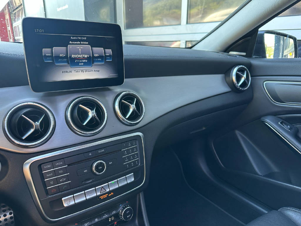 MERCEDES-BENZ CLA 220 AMG Line 4m Shooting Brake-image-11
