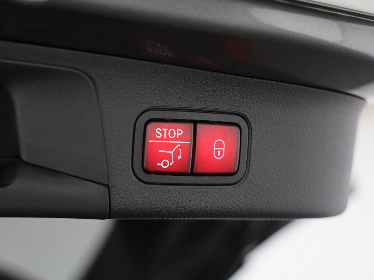MERCEDES-BENZ EQA 350 66,5 kWh 4Matic Swiss Star-image-19