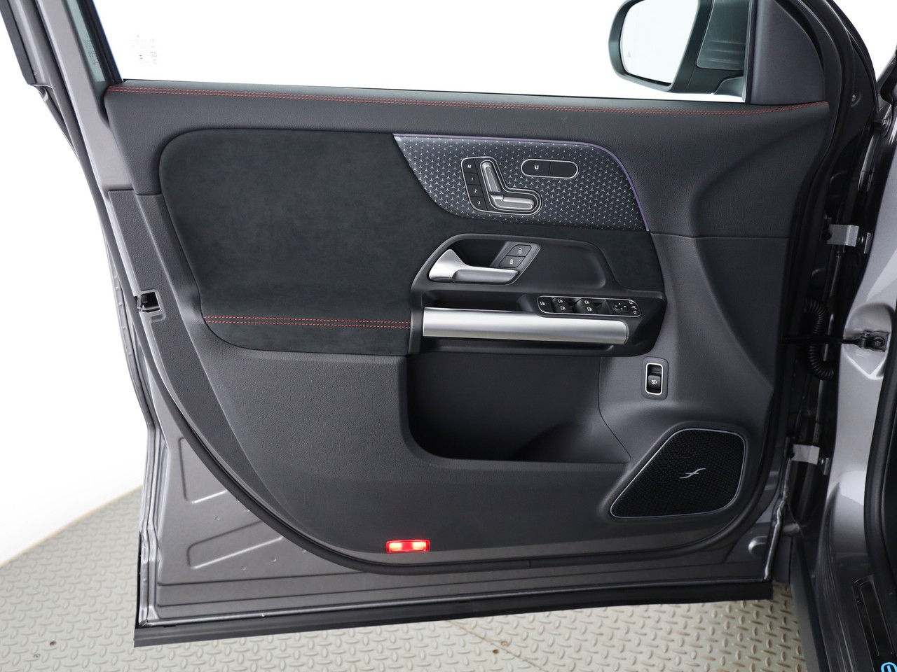 MERCEDES-BENZ EQA 350 66,5 kWh 4Matic Swiss Star-image-13