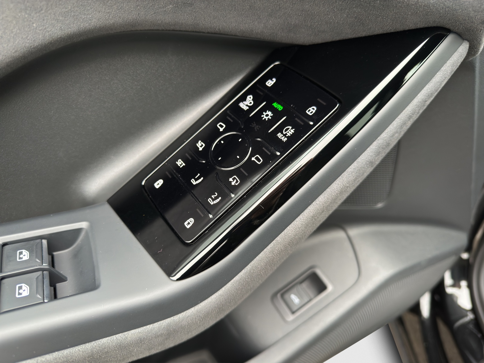 AUDI SQ6 e-tron quattro-image-15