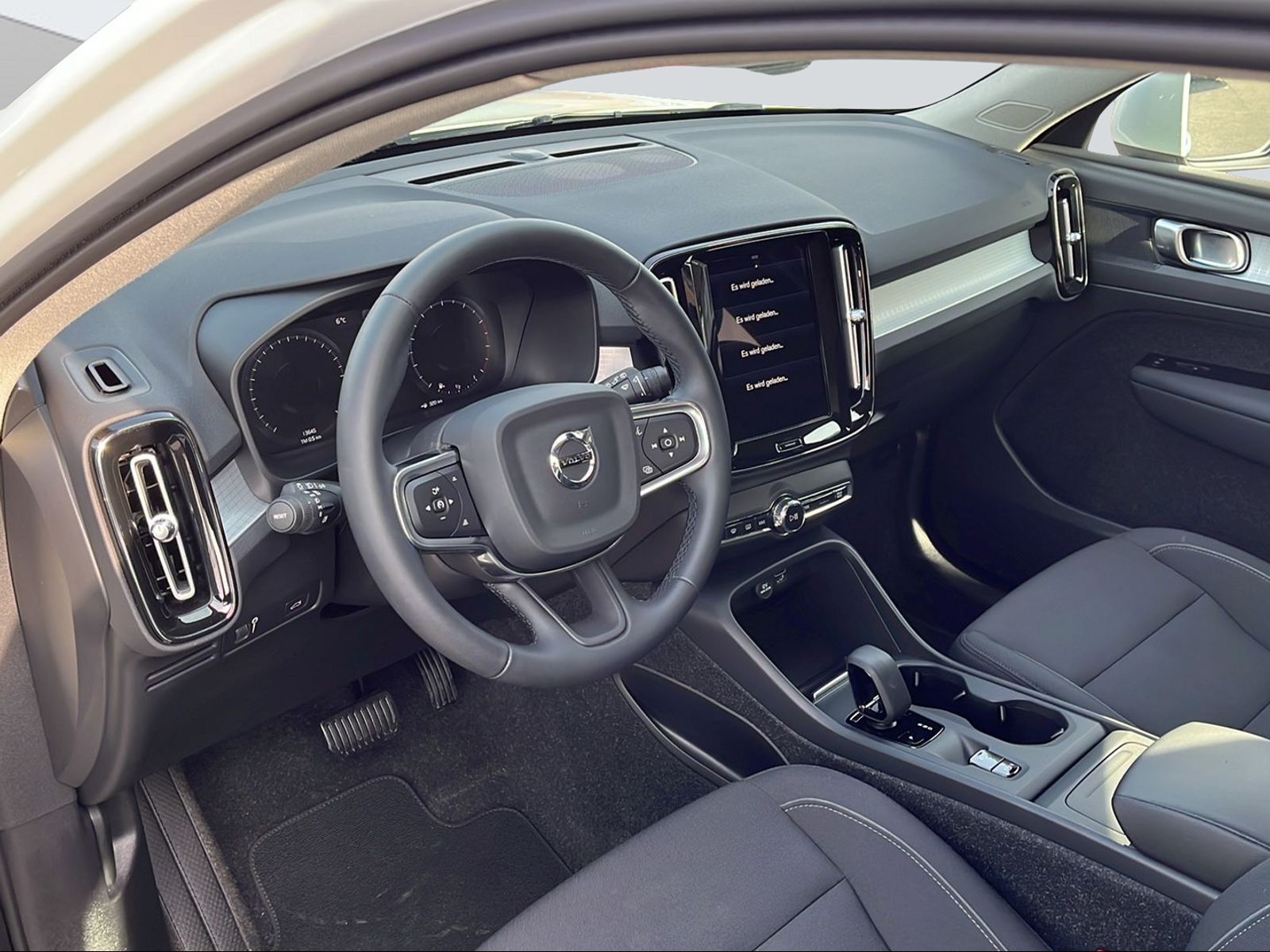 VOLVO XC40 2.0 B4 MH Momentum-image-9