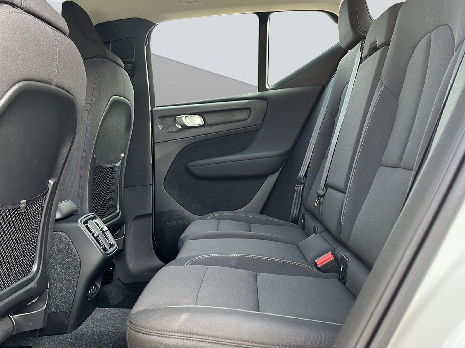 VOLVO XC40 2.0 B4 MH Momentum-image-13