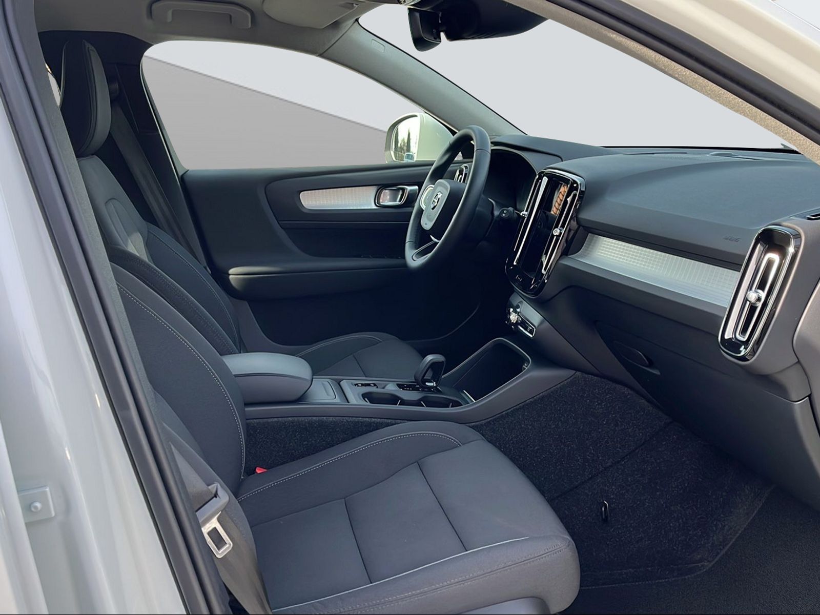 VOLVO XC40 2.0 B4 MH Momentum-image-14