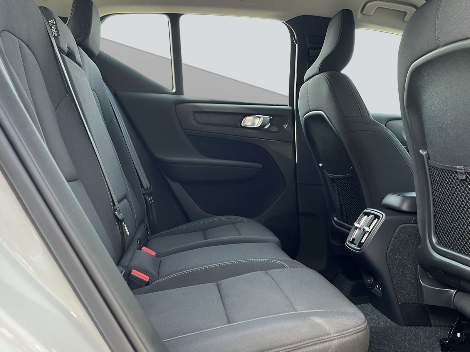 VOLVO XC40 2.0 B4 MH Momentum-image-10