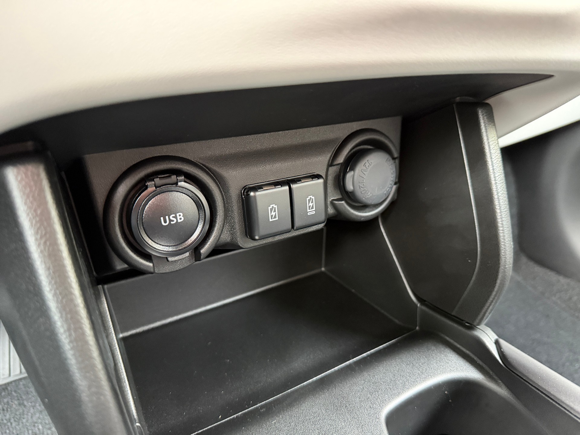 SUZUKI Swift 1.2 Sakura Top Hybrid CVT-image-14