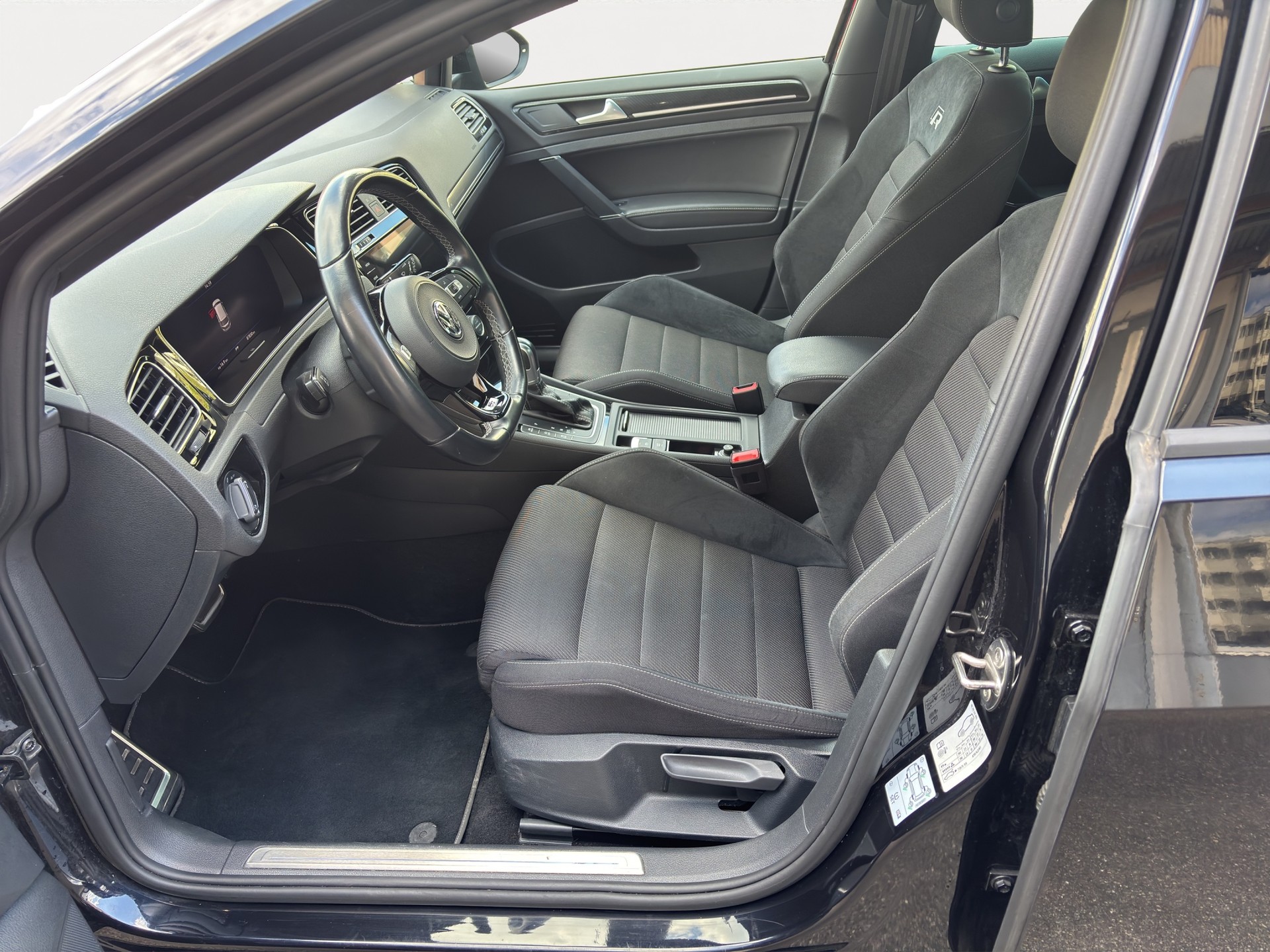 VW Golf 2.0 TSI R 4Motion DSG-image-8