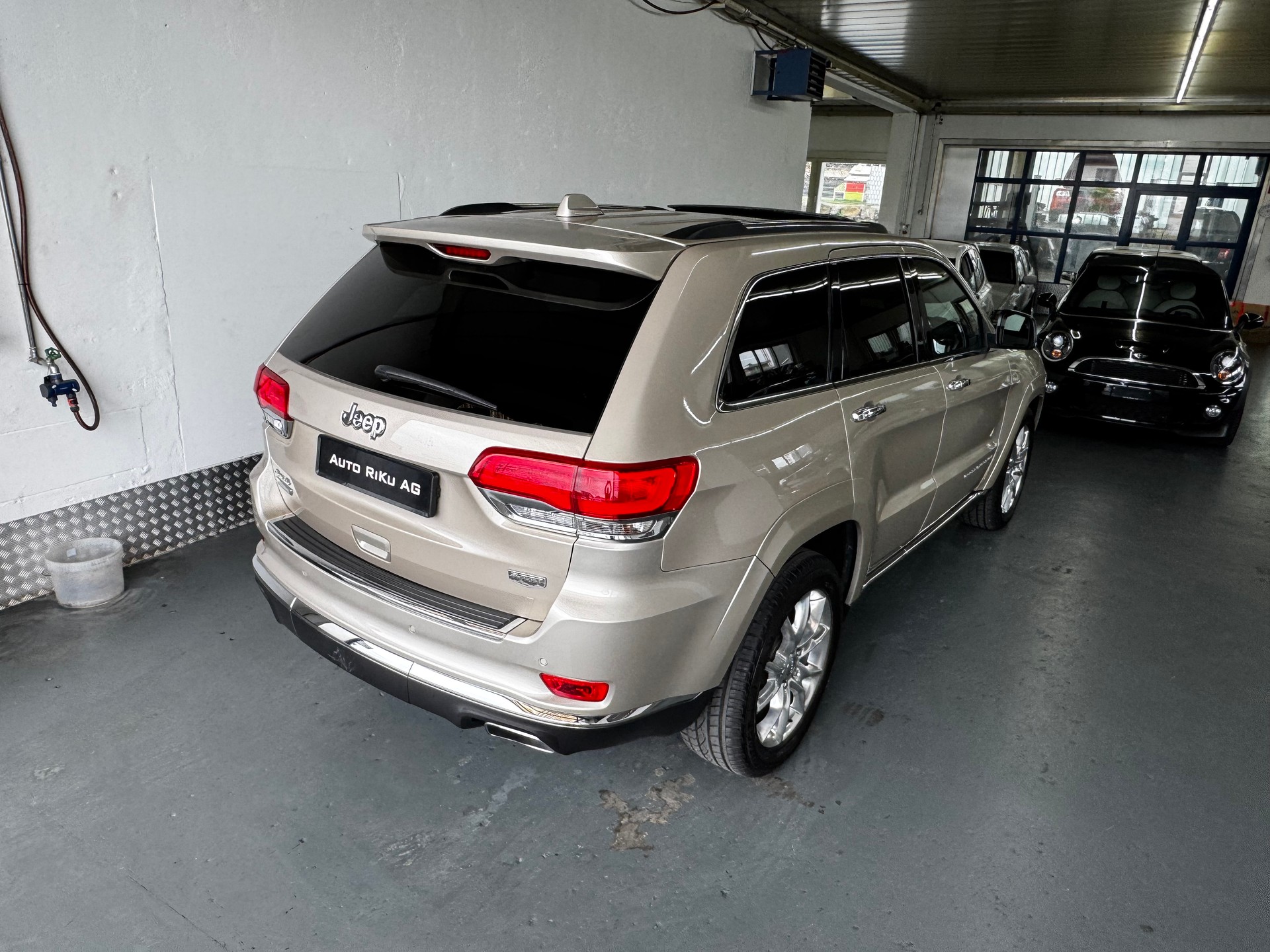 JEEP Grand Cherokee 3.0 CRD Summit Automatic-image-8
