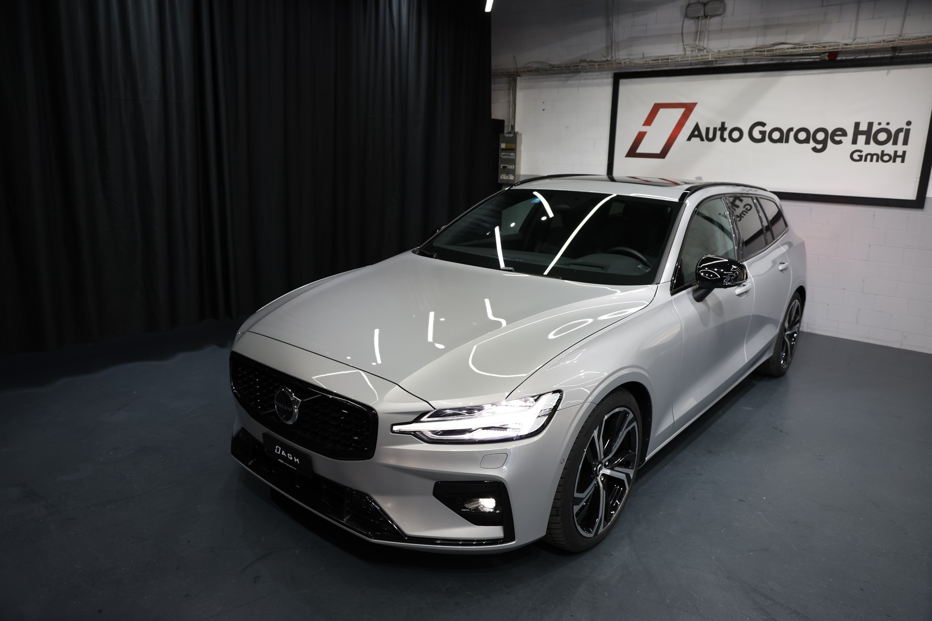 VOLVO V60 B4 Benzin Mild Hybrid Ultimate Dark DCT-showroom-element-1