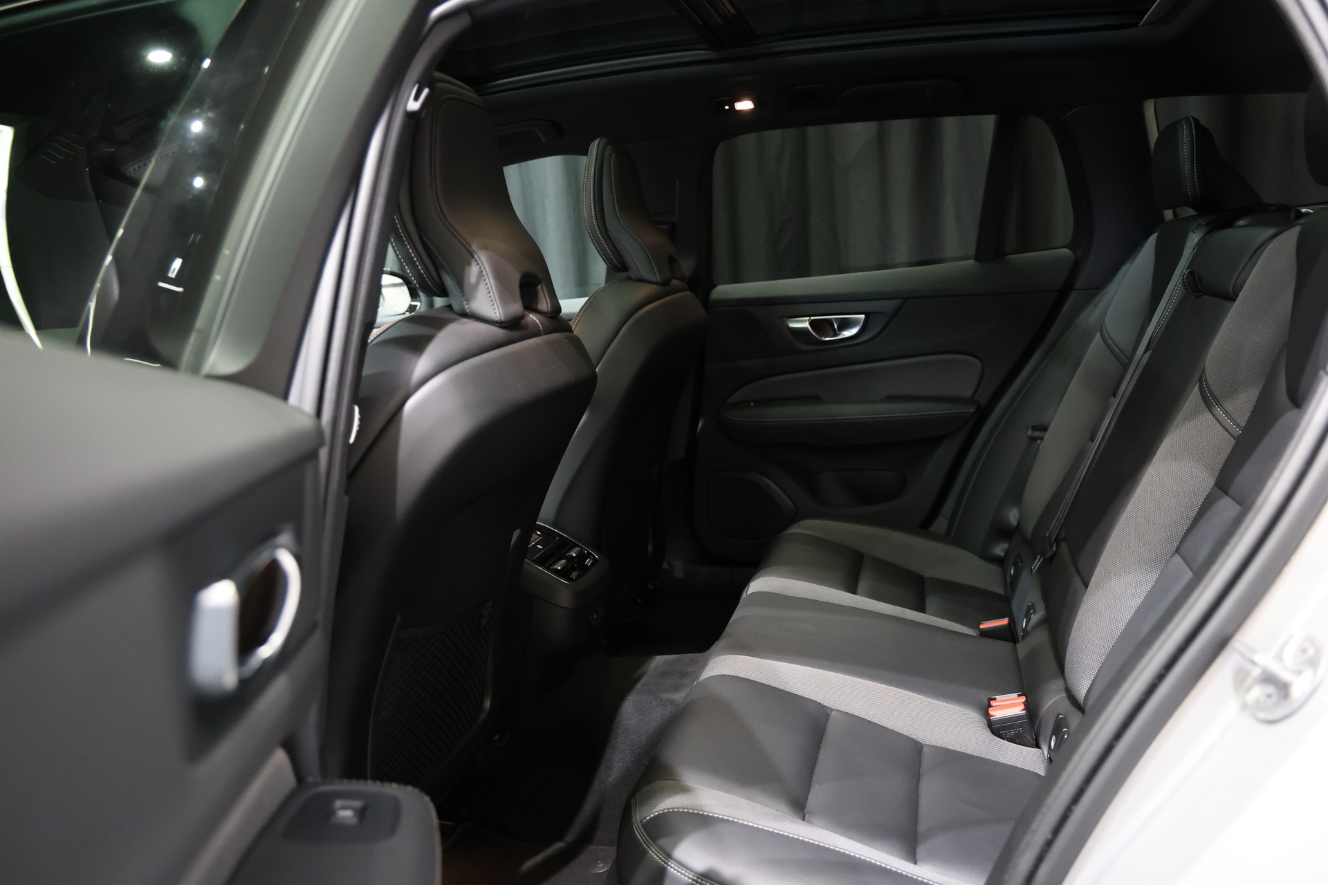 VOLVO V60 B4 Benzin Mild Hybrid Ultimate Dark DCT-image-4