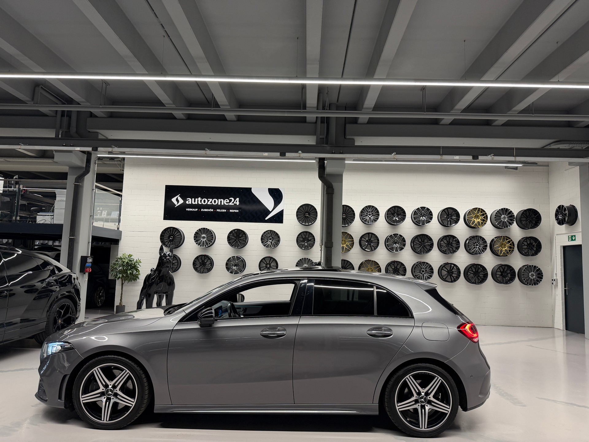 MERCEDES-BENZ A 250 AMG Line 4m *CH-Auto*Top Ausstattung*360°Kamera*Head-up*lückenlose Servicehistorie*-image-5