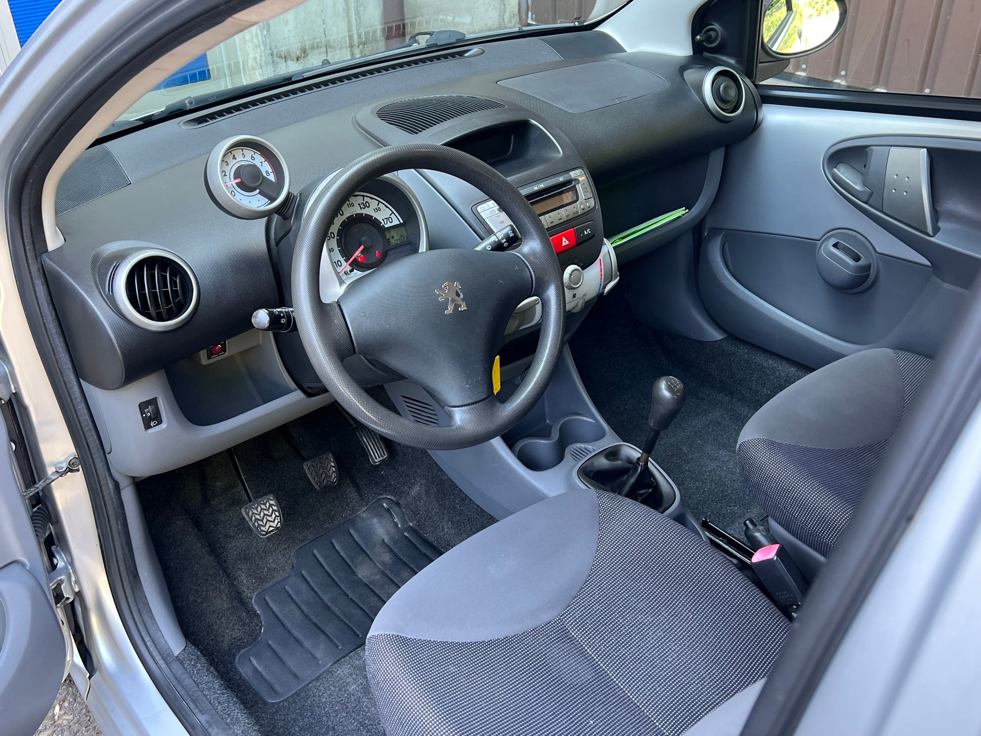 PEUGEOT 107 1.0 Urban-image-4