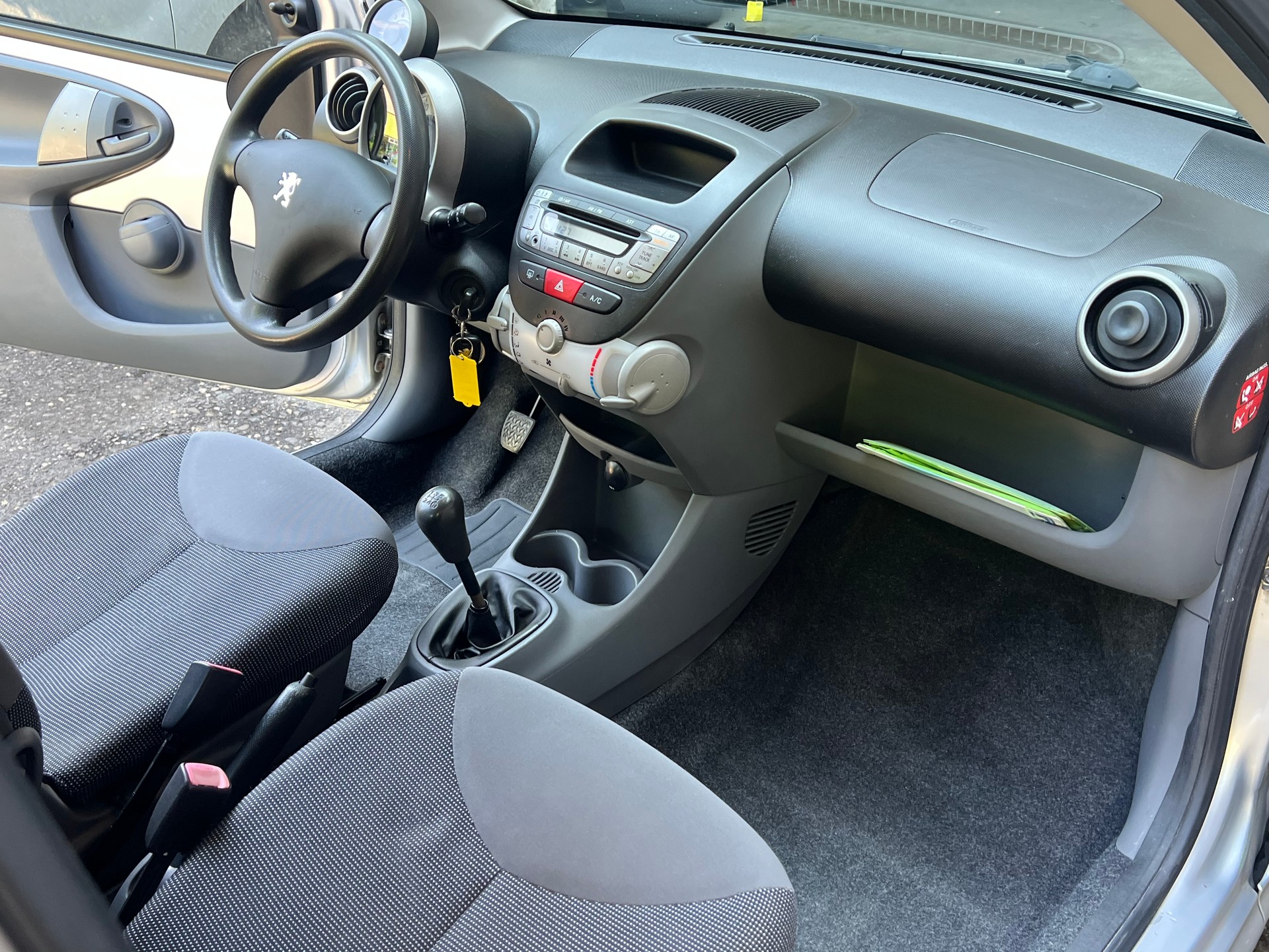 PEUGEOT 107 1.0 Urban-image-5