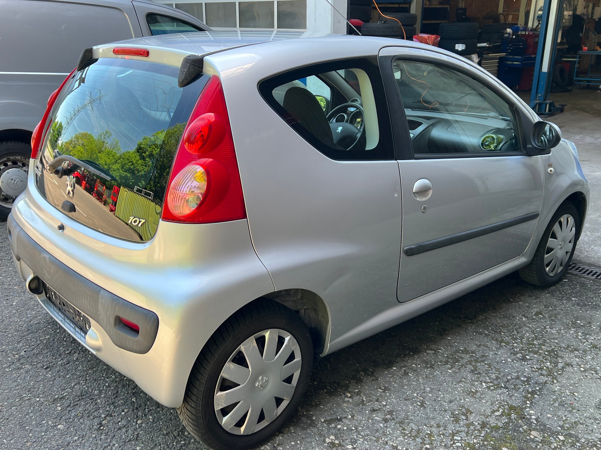 PEUGEOT 107 1.0 Urban-image-2