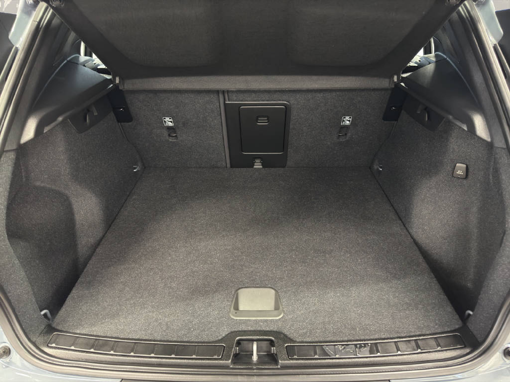 VOLVO XC40 1.5 T5 PiH Ultimate Dark-image-9