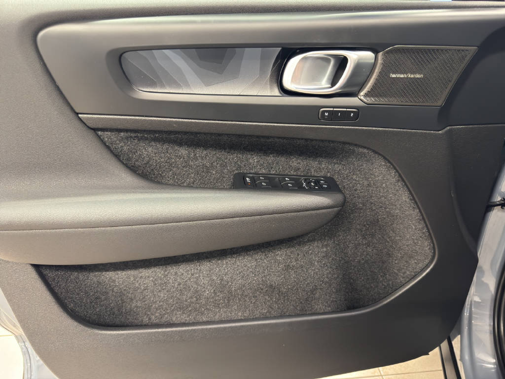 VOLVO XC40 1.5 T5 PiH Ultimate Dark-image-3