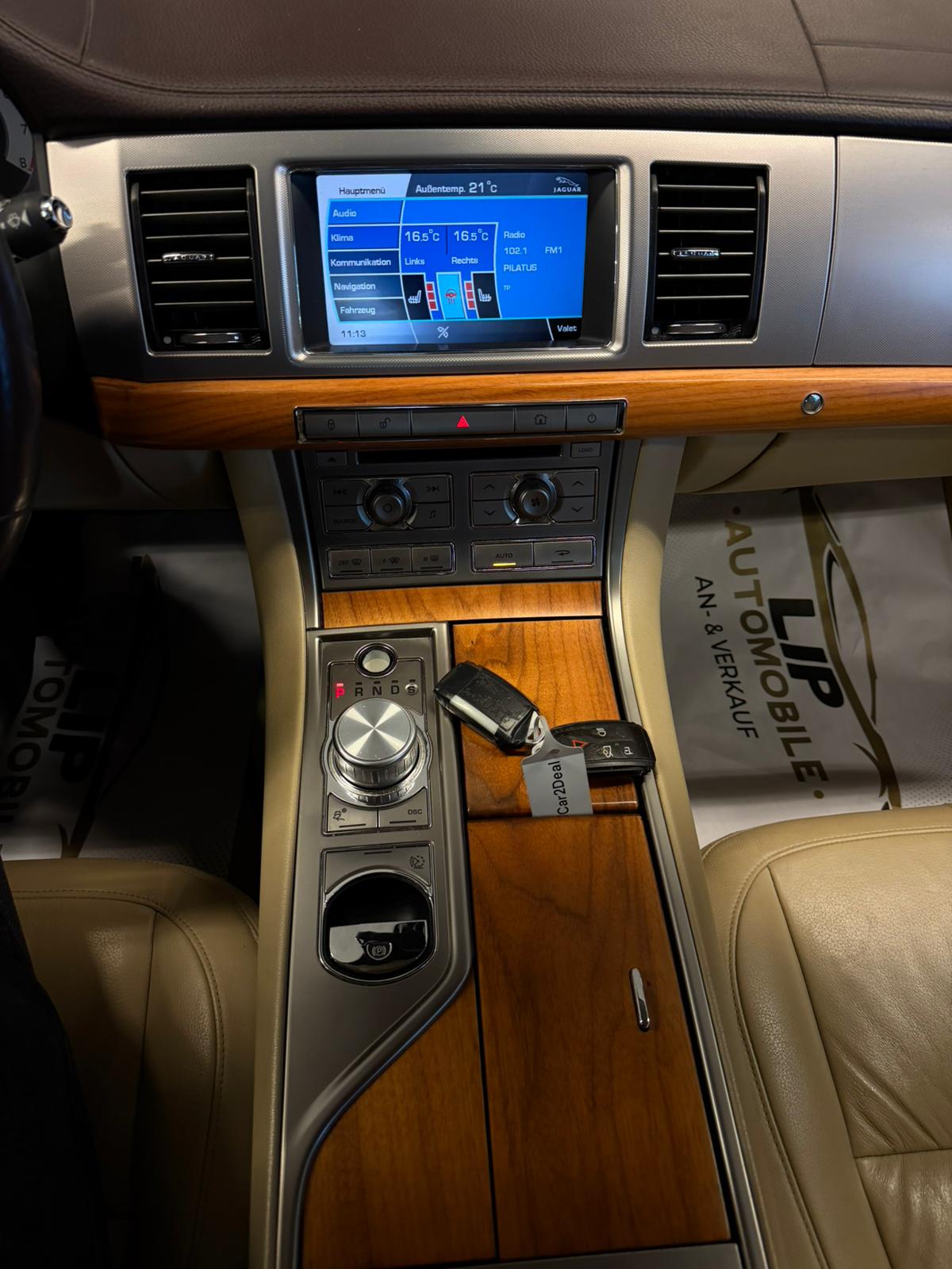 JAGUAR XF 3.0 V6 Luxury-image-11
