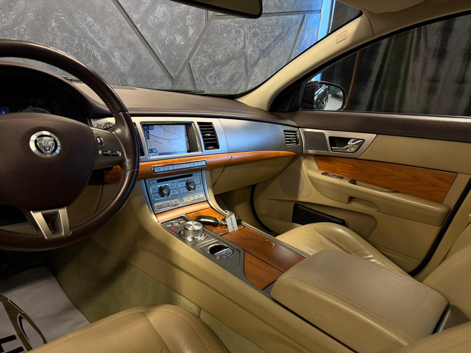JAGUAR XF 3.0 V6 Luxury-image-9