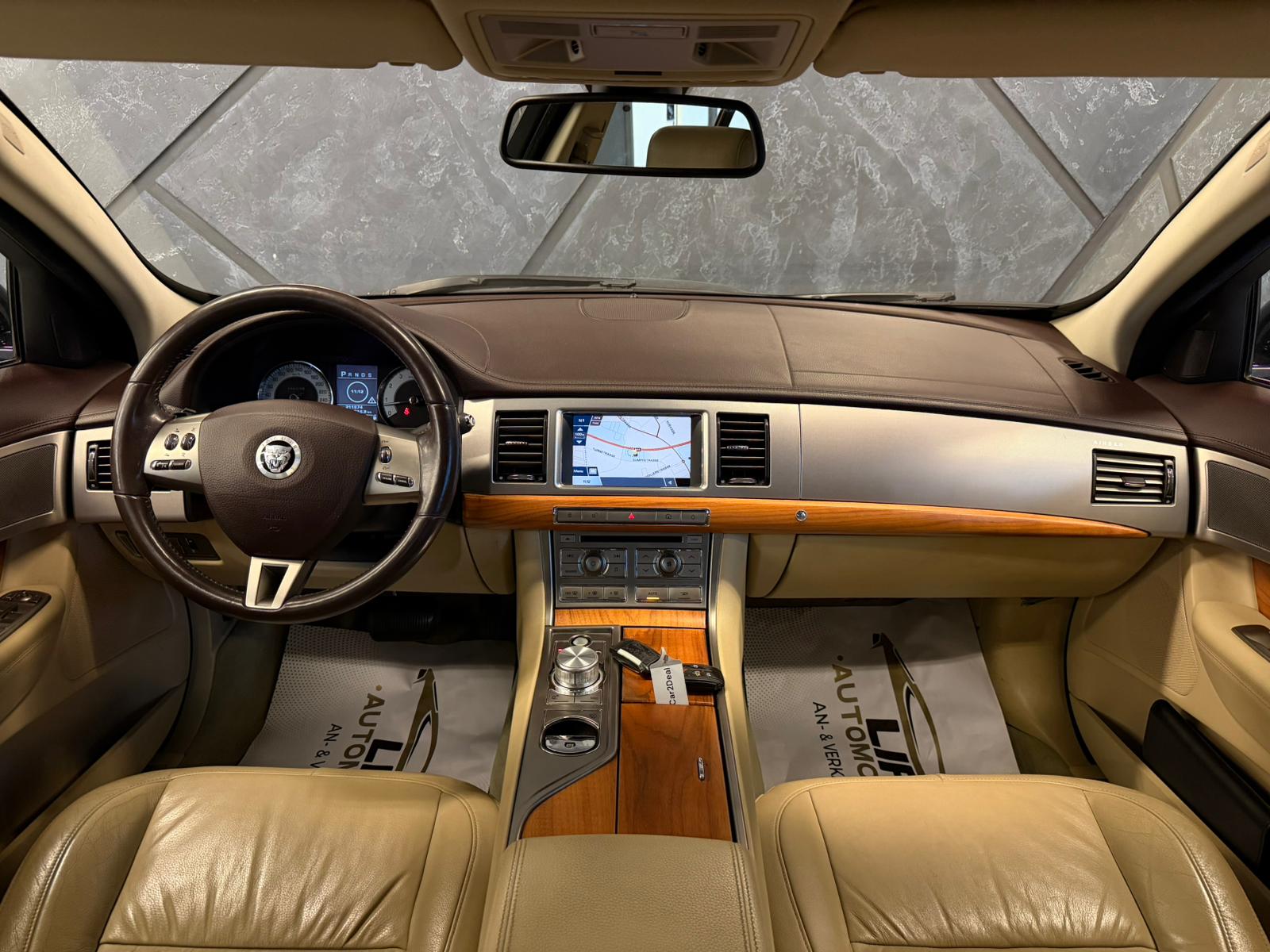 JAGUAR XF 3.0 V6 Luxury-image-8