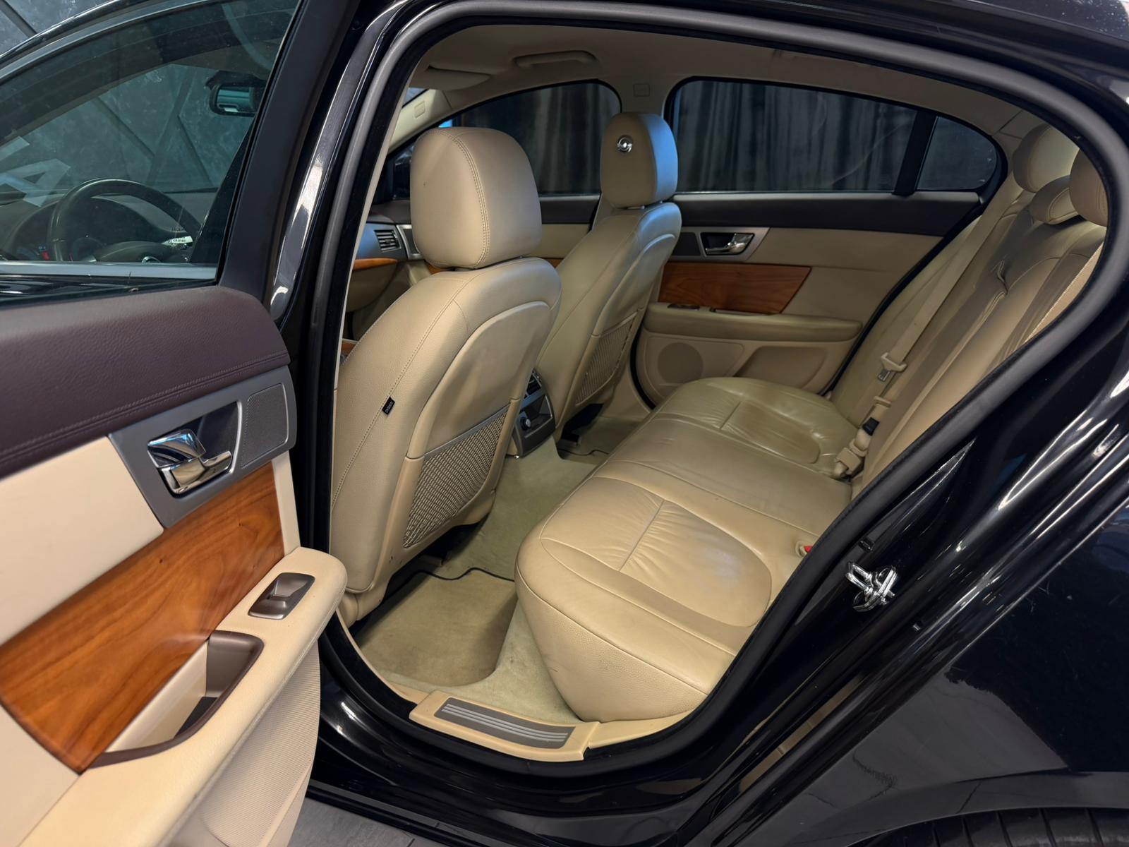JAGUAR XF 3.0 V6 Luxury-image-12