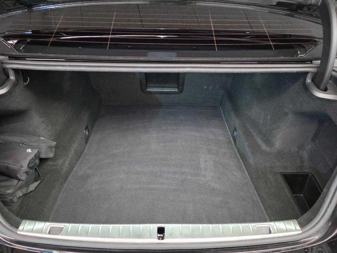 BMW 750i xDrive M Sport-image-15
