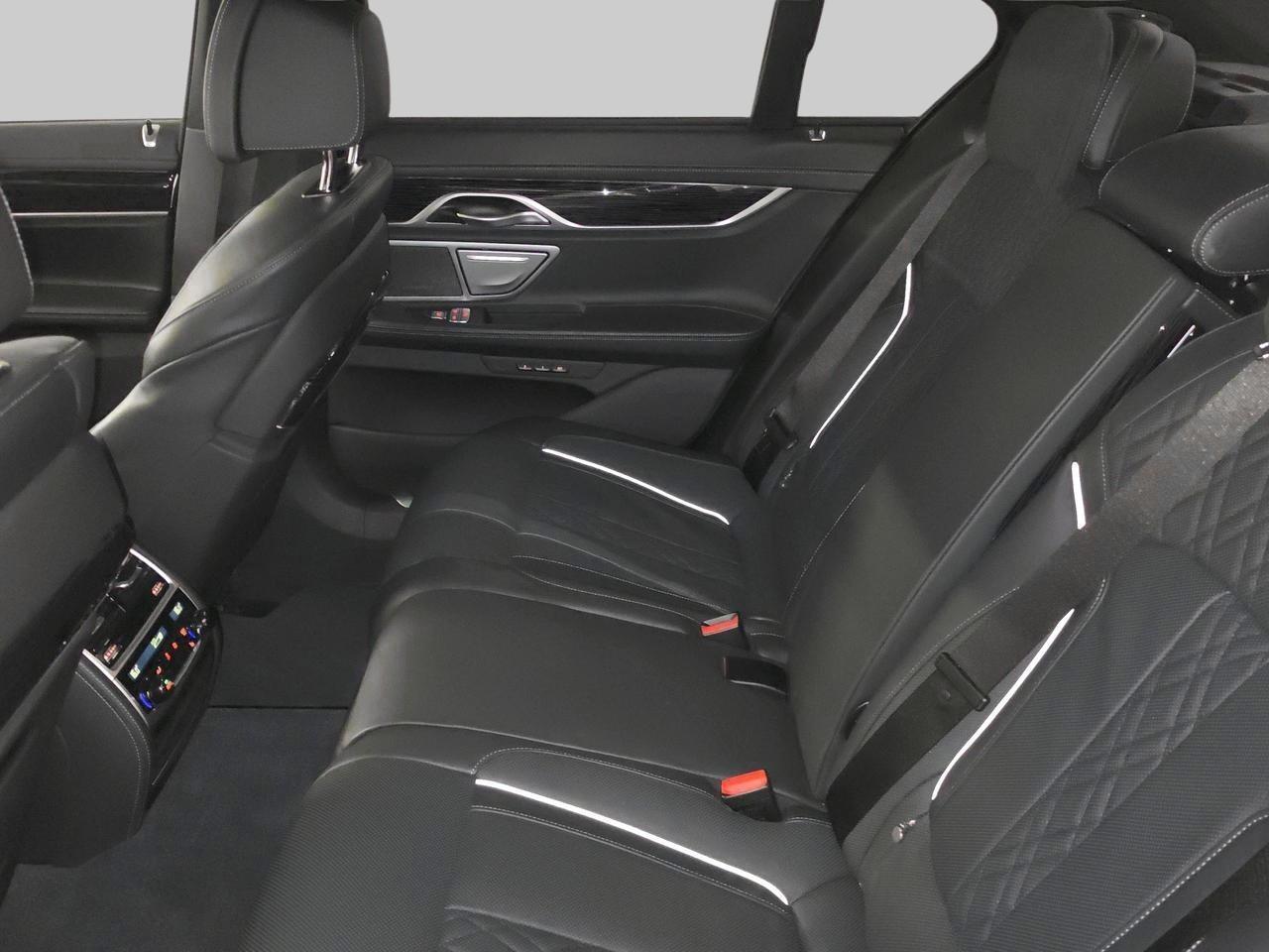 BMW 750i xDrive M Sport-image-12
