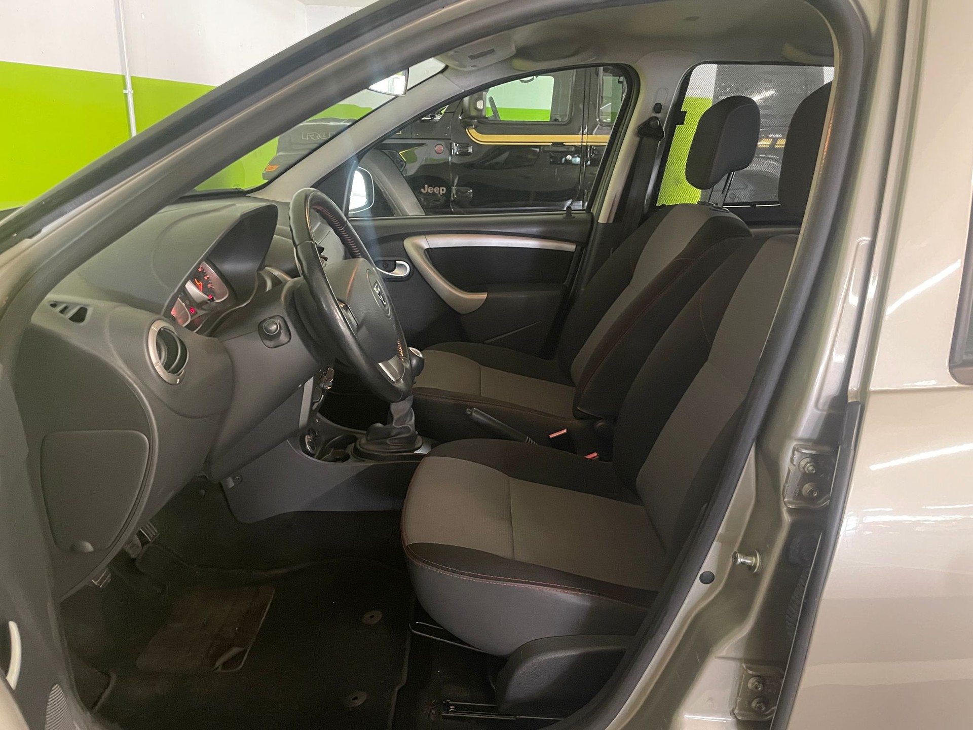 DACIA Duster 1.6 Lauréate 4x4 // MFK NEU-image-17