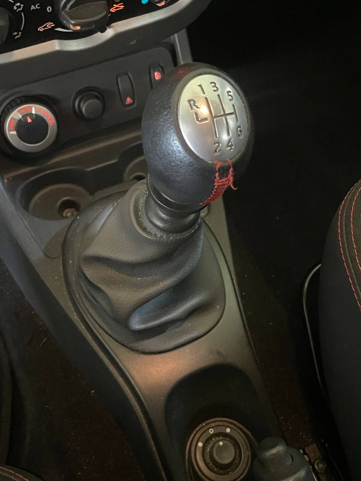 DACIA Duster 1.6 Lauréate 4x4 // MFK NEU-image-19