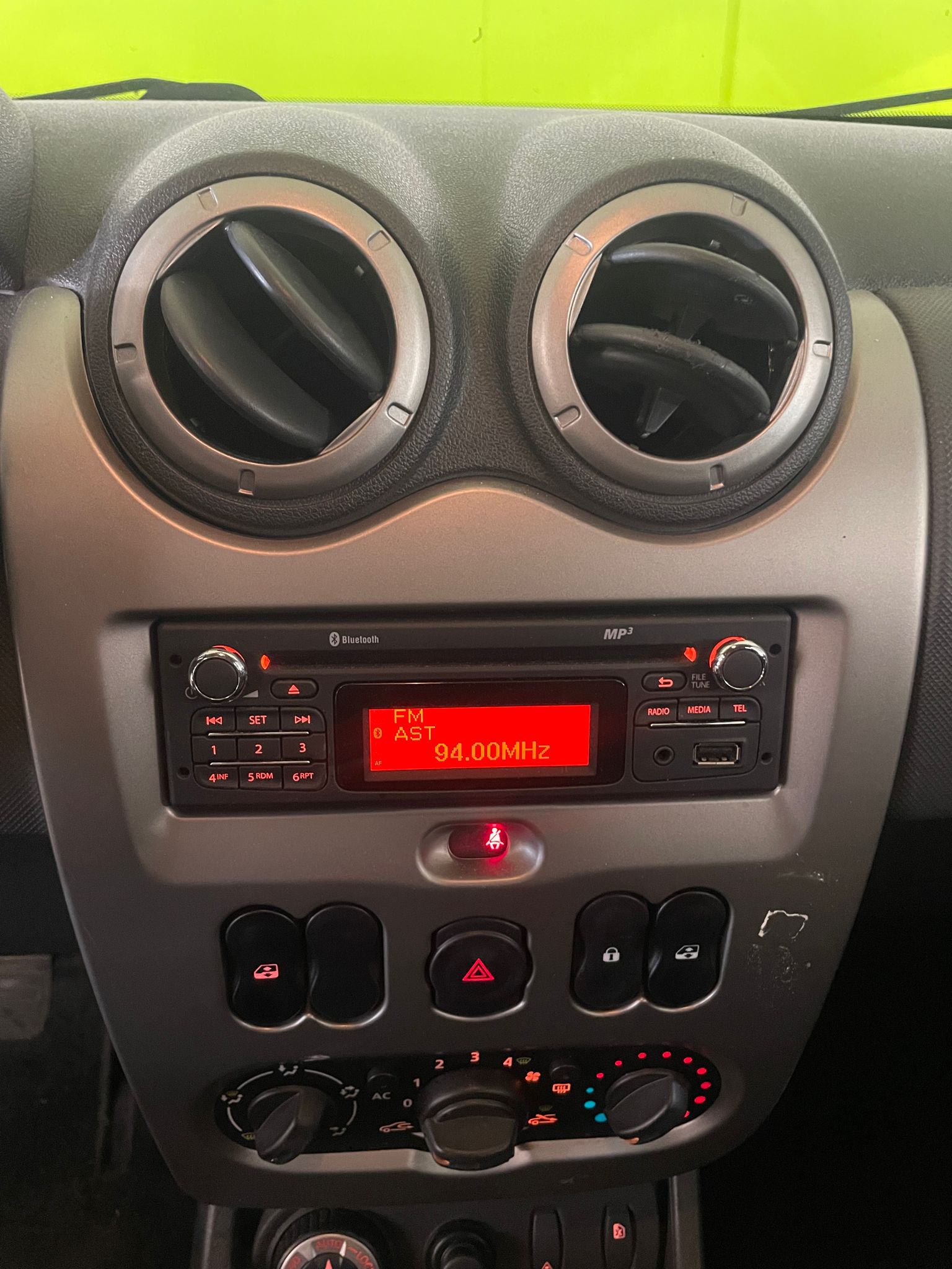 DACIA Duster 1.6 Lauréate 4x4 // MFK NEU-image-11