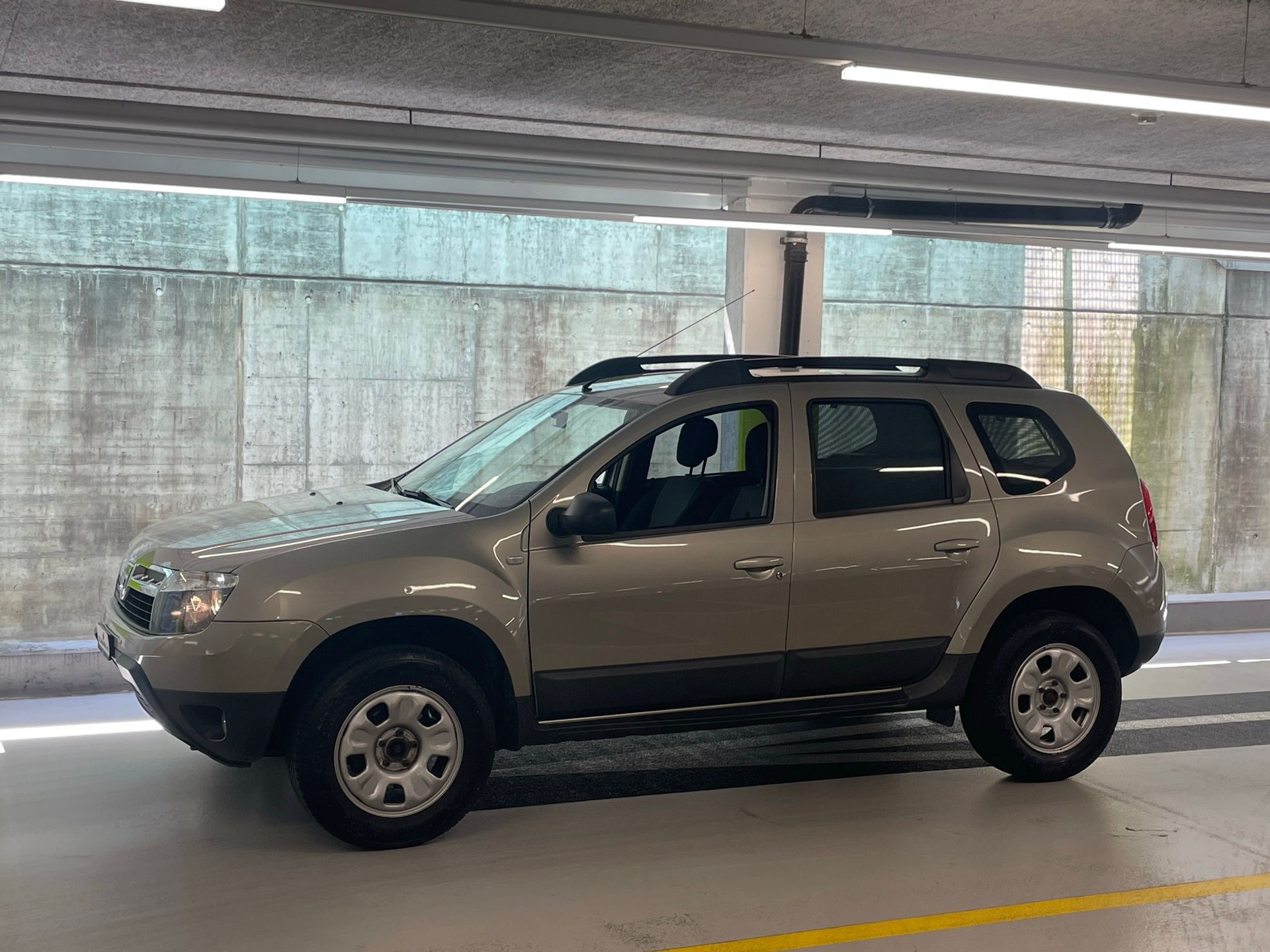 DACIA Duster 1.6 Lauréate 4x4 // MFK NEU-image-0