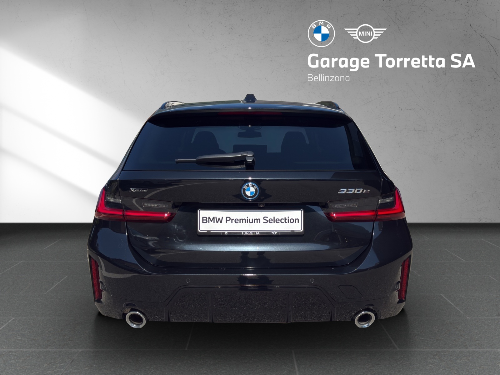 BMW 330e x DriveTouring Steptronic M Sport-image-3