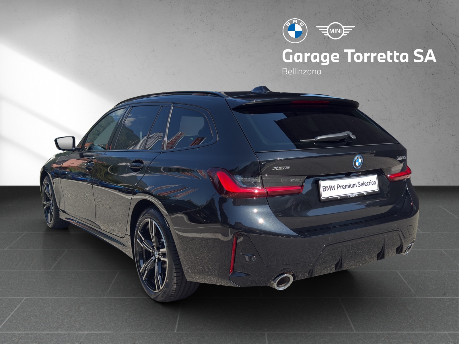 BMW 330e x DriveTouring Steptronic M Sport-image-2