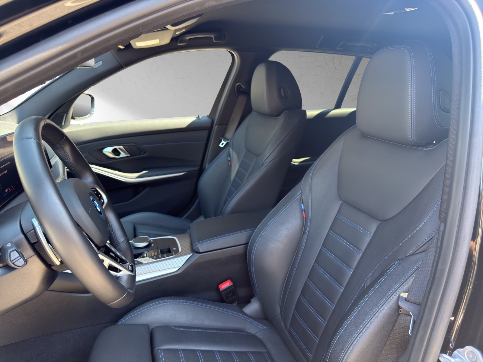 BMW 330e x DriveTouring Steptronic M Sport-image-15