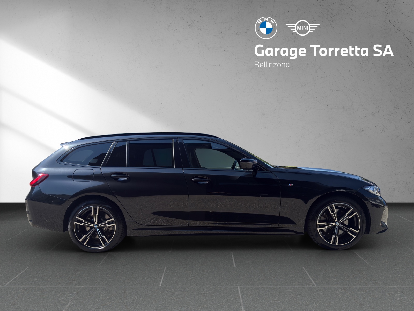 BMW 330e x DriveTouring Steptronic M Sport-image-5