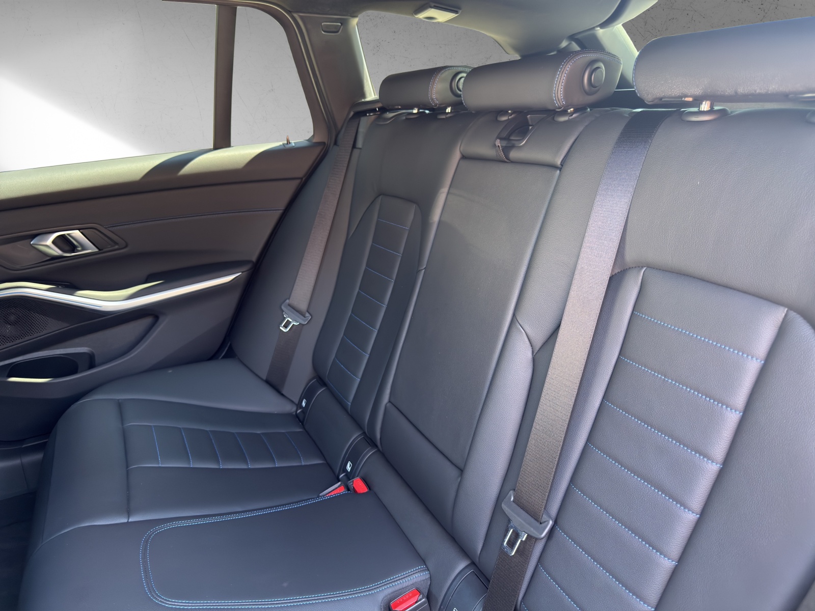 BMW 330e x DriveTouring Steptronic M Sport-image-16