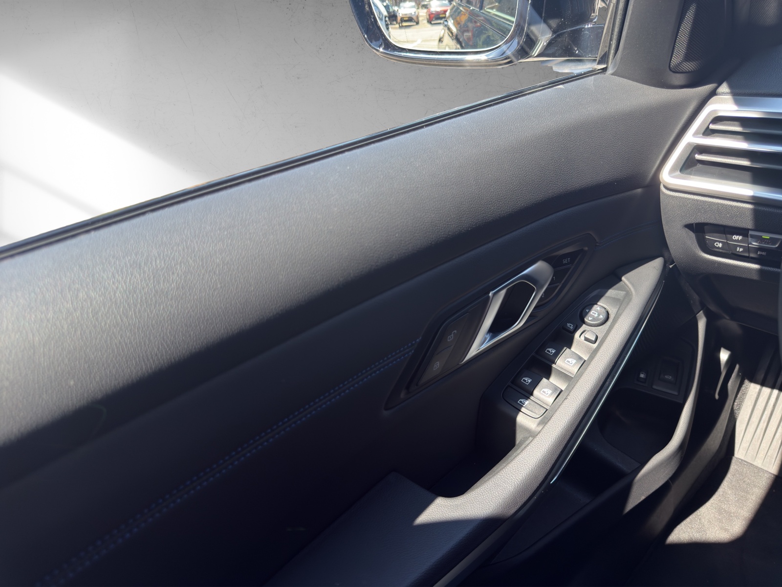 BMW 330e x DriveTouring Steptronic M Sport-image-14